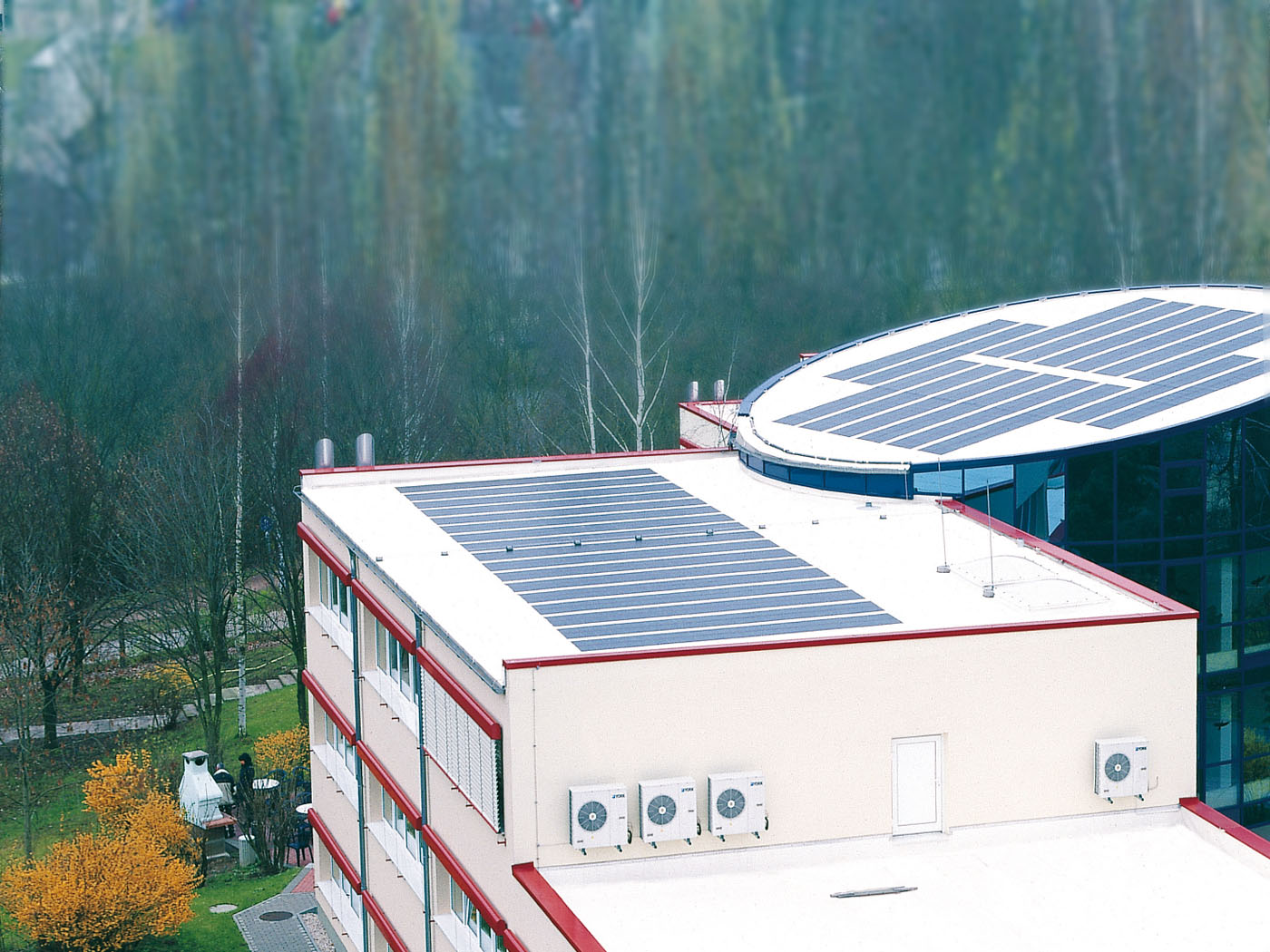 Dach des Innovativen Bildungszentrums Jena mit Solar-Dachbahnen