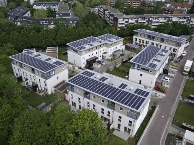 Fotografie des Gebäudekomplexes, abgedichtet mit alwitra Evalon® Solar
