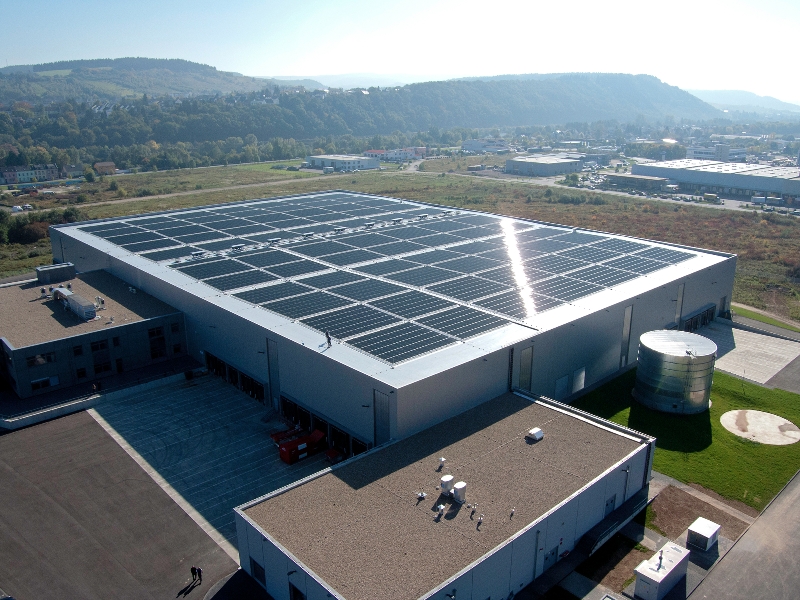 Das Dach von Parts Europe wird dank Evalon® Solar optimal genutzt