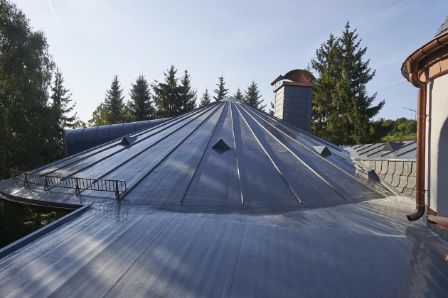 Dachrundungen, abgedichtet mit Dachbahnen sowie mit Strukturprofilen versehen