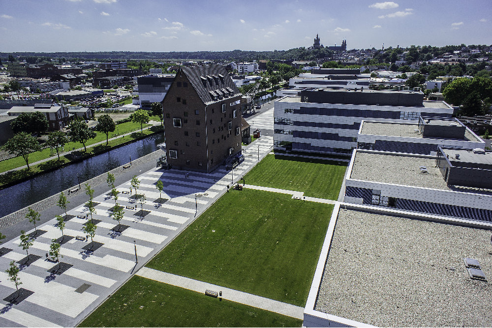 Luftaufnahme von Campus Kleve mit modernen und historischen Gebäuden