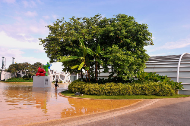 Vivocity in Singapur: Palmen am Ufer