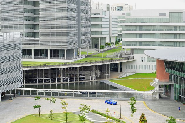 Republic Polytechnic: Parkplatz mit ausgedehnten Grünflächen